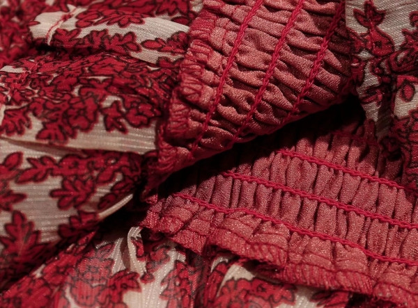 Κοντό λεπτό γυναικείο τοπ με κοντό μανίκι και γυμνά ώμοι σε μπορντό χρώμα