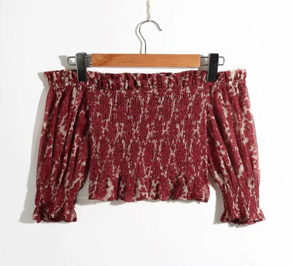 Κοντό λεπτό γυναικείο τοπ με κοντό μανίκι και γυμνά ώμοι σε μπορντό χρώμα