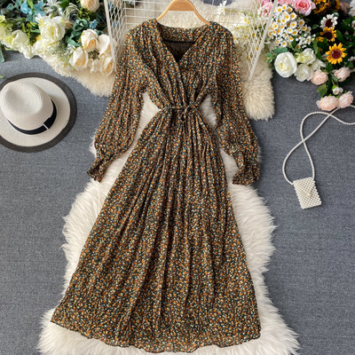 Μοντέρνο γυναικείο φόρεμα με floral μοτίβο και V-neckline