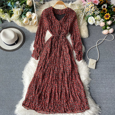 Μοντέρνο γυναικείο φόρεμα με floral μοτίβο και V-neckline