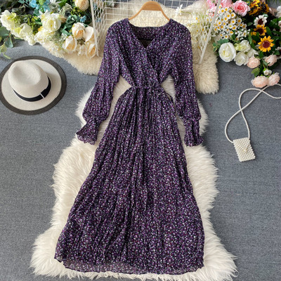 Μοντέρνο γυναικείο φόρεμα με floral μοτίβο και V-neckline