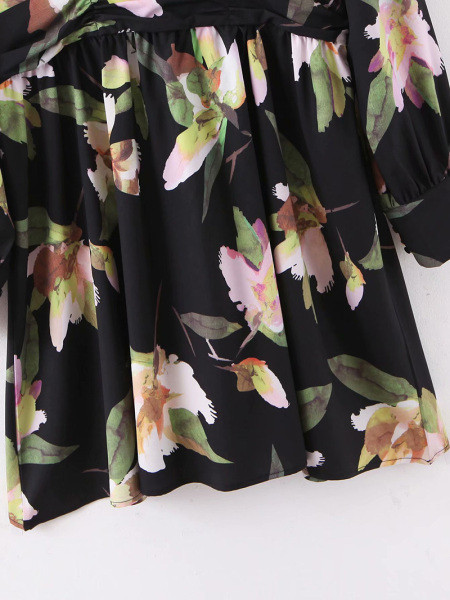 Női alkalmi ruha V-nyakkivágású modellel, fekete színben virágmintával