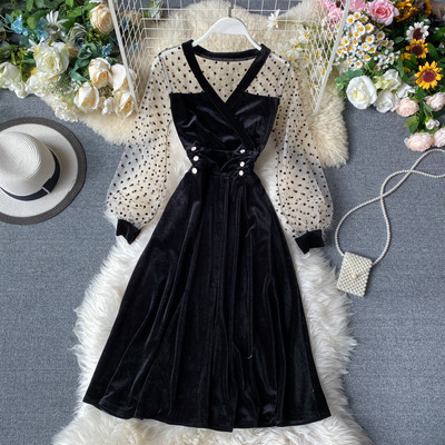 Γυναικείο μοντέρνο φόρεμα με φαρδιά μανίκια και λαιμόκοψη σε μαύρο χρώμα