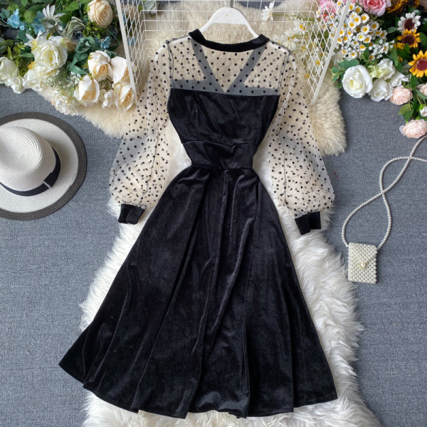 Γυναικείο μοντέρνο φόρεμα με φαρδιά μανίκια και λαιμόκοψη σε μαύρο χρώμα