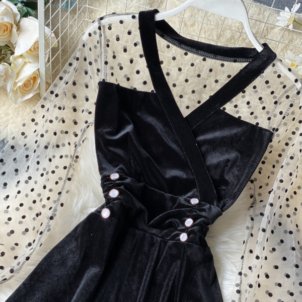 Γυναικείο μοντέρνο φόρεμα με φαρδιά μανίκια και λαιμόκοψη σε μαύρο χρώμα