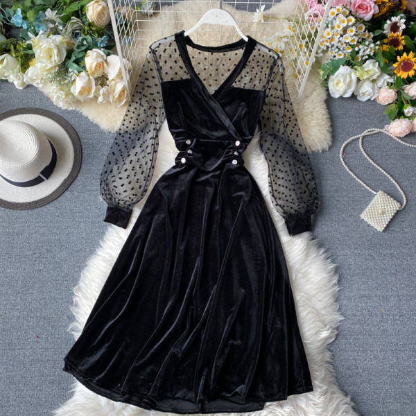 Γυναικείο μοντέρνο φόρεμα με φαρδιά μανίκια και λαιμόκοψη σε μαύρο χρώμα