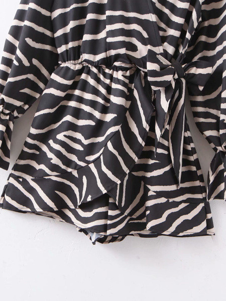 Μοντέρνα γυναικεία ολόσωμη φόρμα με βολάν και V-λαιμόκοψη σε ζέβρα πριντ