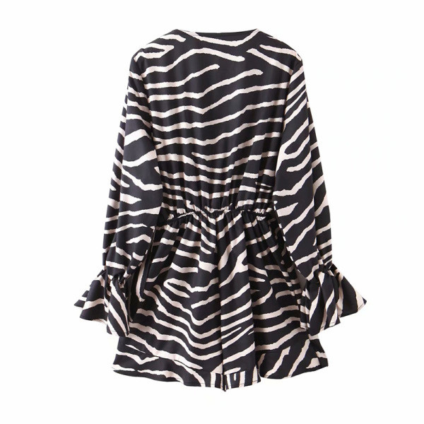 Μοντέρνα γυναικεία ολόσωμη φόρμα με βολάν και V-λαιμόκοψη σε ζέβρα πριντ