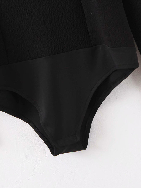 Női testhez szabott test négyzet alakú nyakkivágással és hosszú ujjú fekete színben