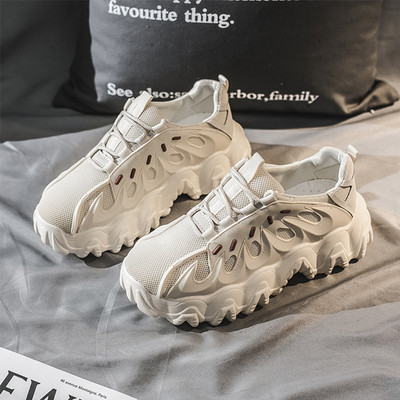 Női tornacipő durva és magas talppal, fehér és fekete színben