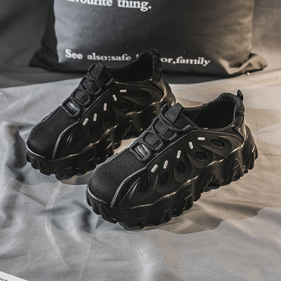 Női tornacipő durva és magas talppal, fehér és fekete színben