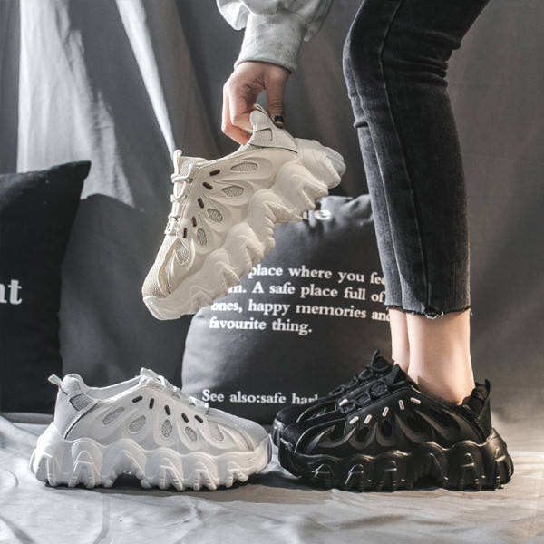 Női tornacipő durva és magas talppal, fehér és fekete színben