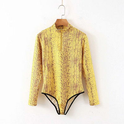 Corp de damă modern cu guler semi-înalt cu fermoar în galben și alb cu imprimeu de șarpe