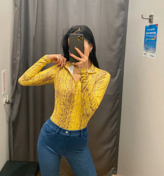 Corp de damă modern cu guler semi-înalt cu fermoar în galben și alb cu imprimeu de șarpe