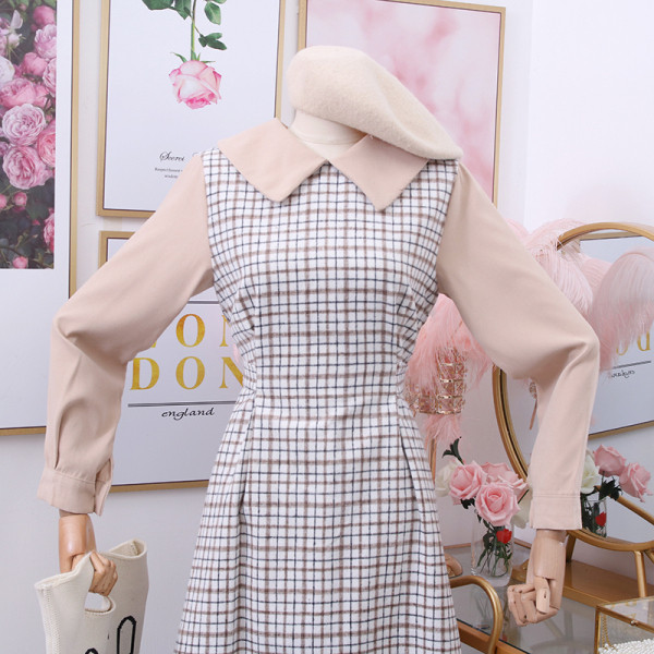Kockás női ruha hosszú ujjal - fehér, szürke és barna szabású modell