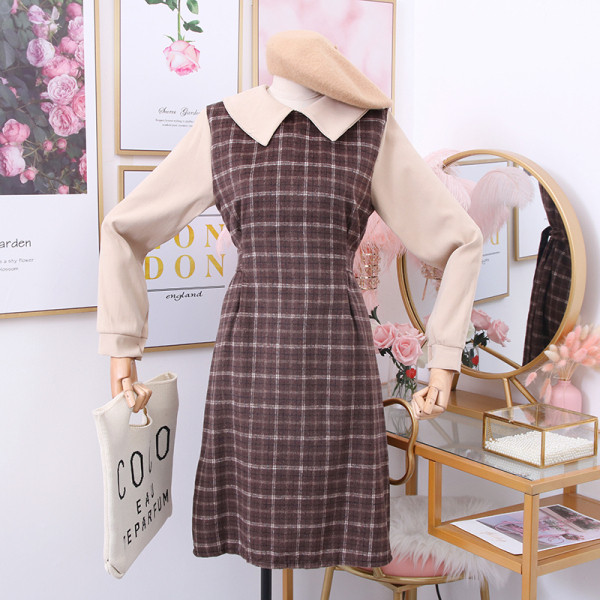 Kockás női ruha hosszú ujjal - fehér, szürke és barna szabású modell