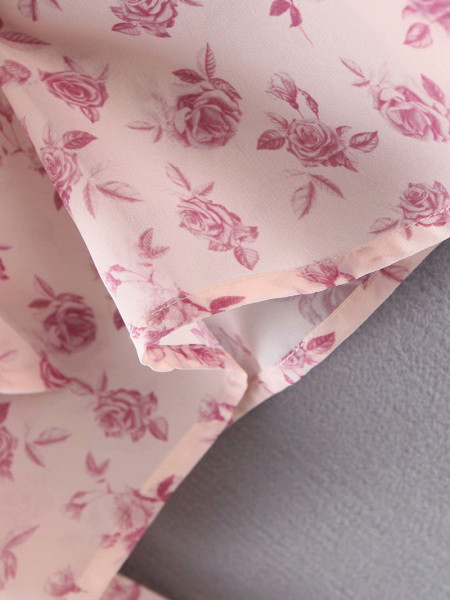 Egyenes női blúz modell, hosszú ujjú, rózsaszín nyakkivágással szalaggal