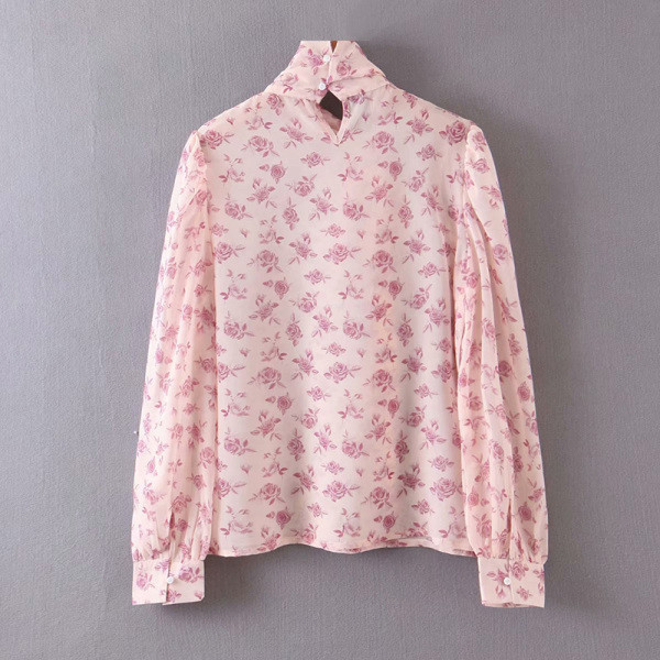 Egyenes női blúz modell, hosszú ujjú, rózsaszín nyakkivágással szalaggal