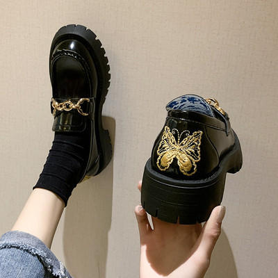 Női alkalmi cipő lapos talppal és fekete, fehér és barna hímzéssel