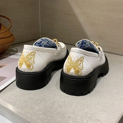 Női alkalmi cipő lapos talppal és fekete, fehér és barna hímzéssel