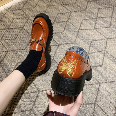 Női alkalmi cipő lapos talppal és fekete, fehér és barna hímzéssel