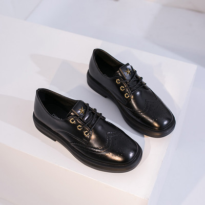 Női alkalmi bőrcipő lapos talppal és fűzővel, fekete színben