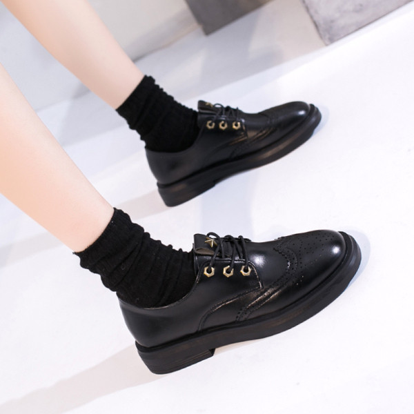 Női alkalmi bőrcipő lapos talppal és fűzővel, fekete színben