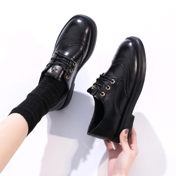 Női alkalmi bőrcipő lapos talppal és fűzővel, fekete színben