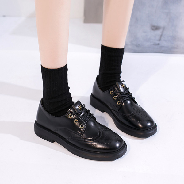 Női alkalmi bőrcipő lapos talppal és fűzővel, fekete színben