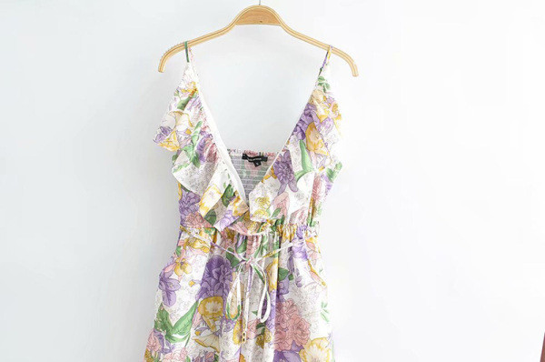 Női nyári jumpsuit fürtökkel és mély V-nyakkal, virágmintával