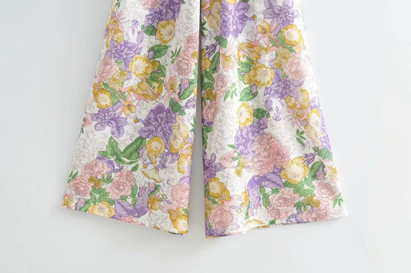 Női nyári jumpsuit fürtökkel és mély V-nyakkal, virágmintával