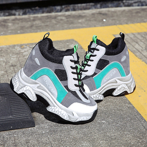 Őszi-téli tornacipő magas és durva talppal, fekete és szürke színben