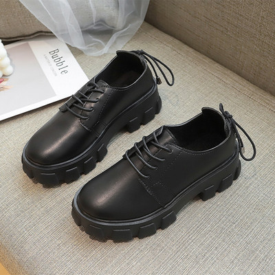 Női bőrcipő magas talppal és fűzős fekete-fehér színben