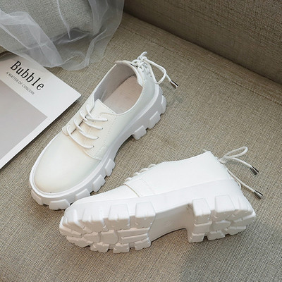 Női bőrcipő magas talppal és fűzős fekete-fehér színben