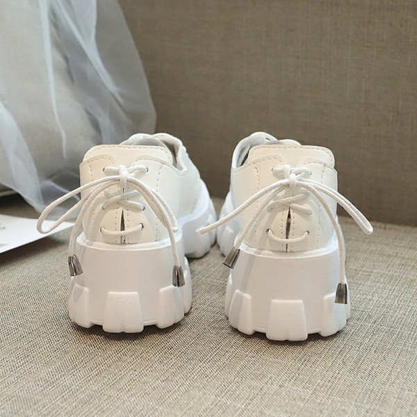 Női bőrcipő magas talppal és fűzős fekete-fehér színben