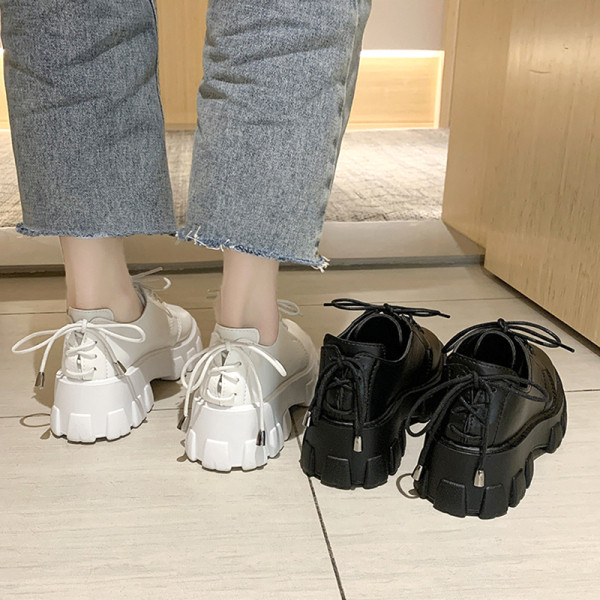 Női bőrcipő magas talppal és fűzős fekete-fehér színben