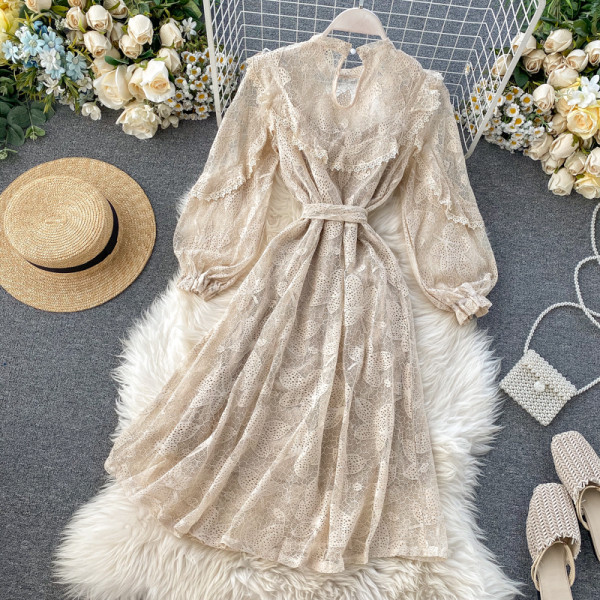 Μακρύ αντελωτό γυναικείο φόρεμα με ζώνη σε μαύρο και μπεζ χρώμα