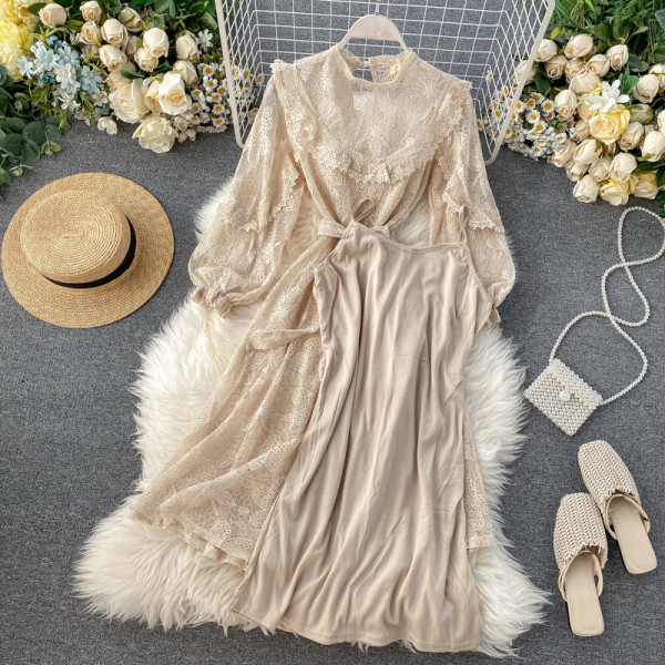 Μακρύ αντελωτό γυναικείο φόρεμα με ζώνη σε μαύρο και μπεζ χρώμα