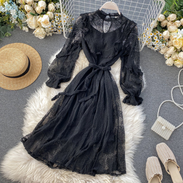 Μακρύ αντελωτό γυναικείο φόρεμα με ζώνη σε μαύρο και μπεζ χρώμα