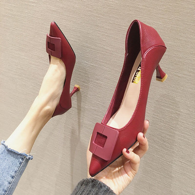 Κομψά γυναικεία παπούτσια σε μαύρο, πράσινο, μπεζ και κόκκινο χρώμα