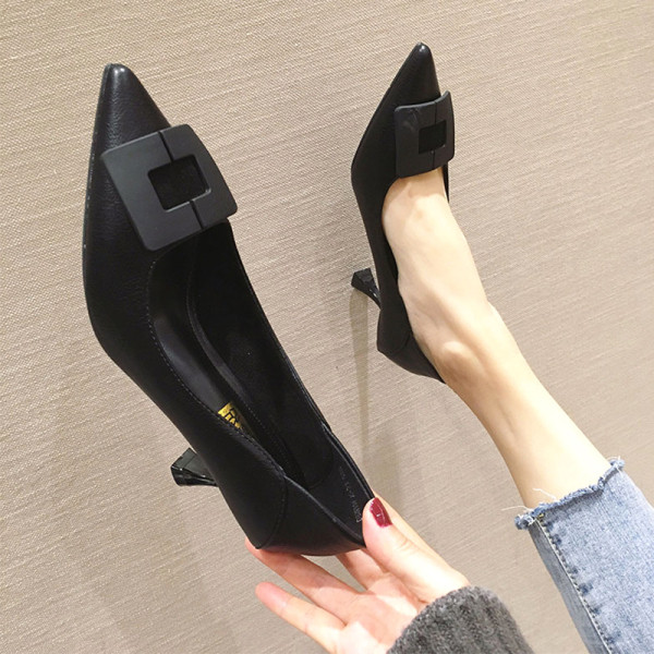 Κομψά γυναικεία παπούτσια σε μαύρο, πράσινο, μπεζ και κόκκινο χρώμα