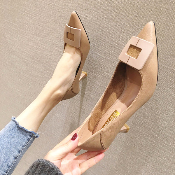 Κομψά γυναικεία παπούτσια σε μαύρο, πράσινο, μπεζ και κόκκινο χρώμα