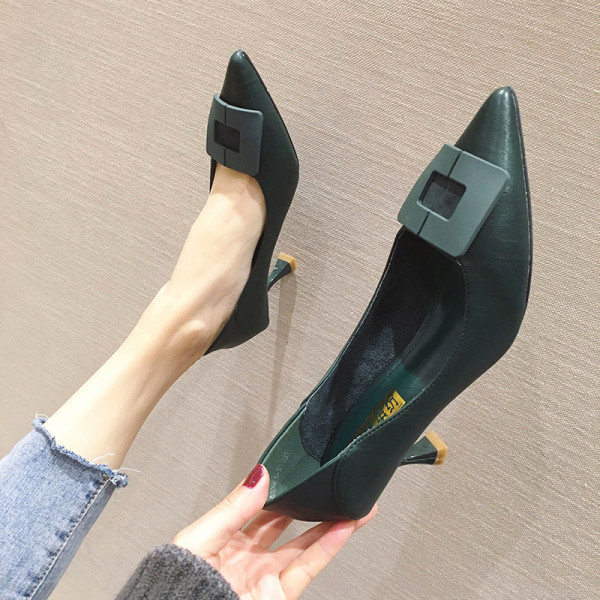 Κομψά γυναικεία παπούτσια σε μαύρο, πράσινο, μπεζ και κόκκινο χρώμα