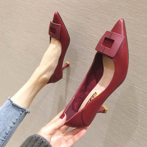 Κομψά γυναικεία παπούτσια σε μαύρο, πράσινο, μπεζ και κόκκινο χρώμα