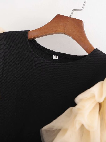 Corp de damă modern, cu decolteu oval, cu mâneci scurte din tul negru