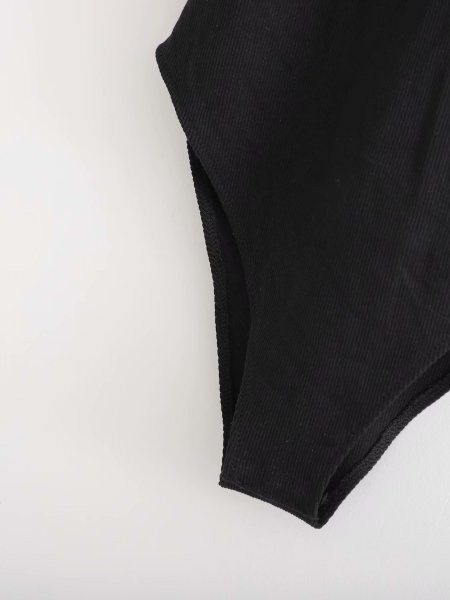 Corp de damă modern, cu decolteu oval, cu mâneci scurte din tul negru