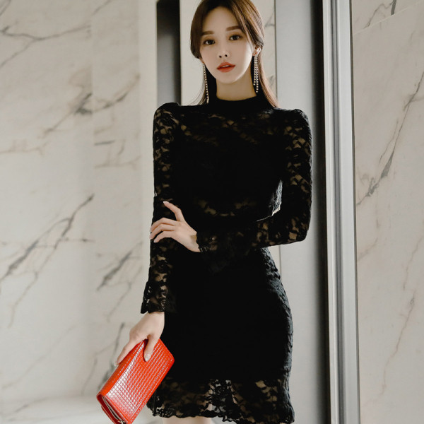 Modern női csipkeruha hosszú ujjal és csupasz háttal fekete színben