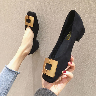 Modern női cipő csattal és alacsony vastag sarkú fekete, piros, zöld és bézs színekben