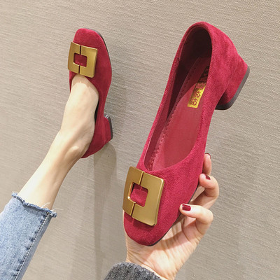 Modern női cipő csattal és alacsony vastag sarkú fekete, piros, zöld és bézs színekben