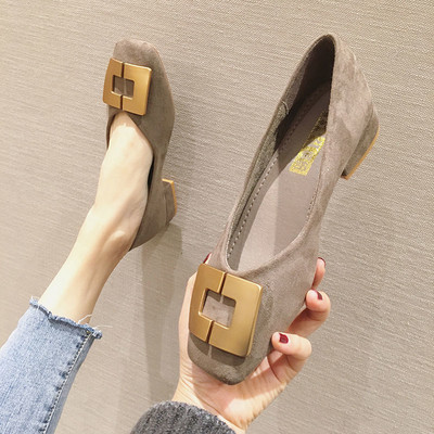 Modern női cipő csattal és alacsony vastag sarkú fekete, piros, zöld és bézs színekben